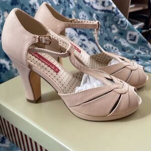 COPY - NIB Bait footwear Lacey cream heel